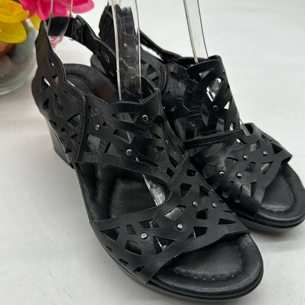Earth Camellia Black Leather Cut Out Wedge Size 6.5 BLW4915